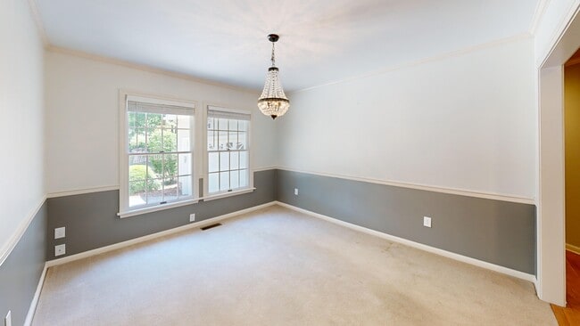 Building Photo - 33 Fairway Dr