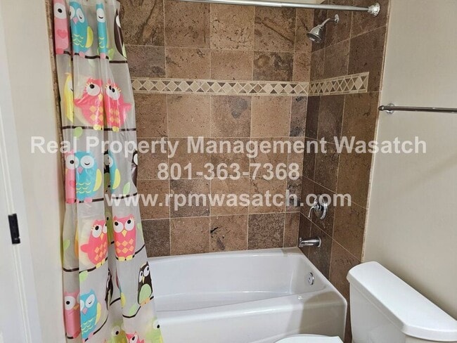 Building Photo - 985 Northcliffe Dr N