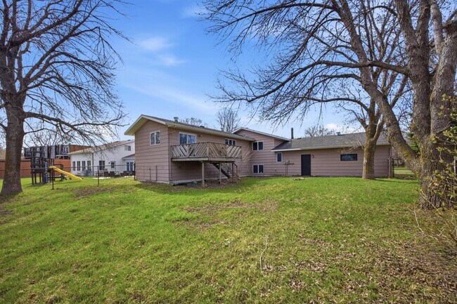 Building Photo - 609 Lily Ln