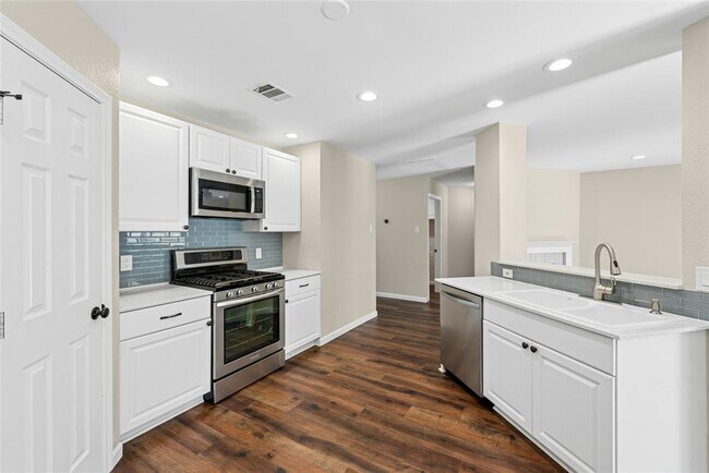 Building Photo - 1105 Hughmont Dr