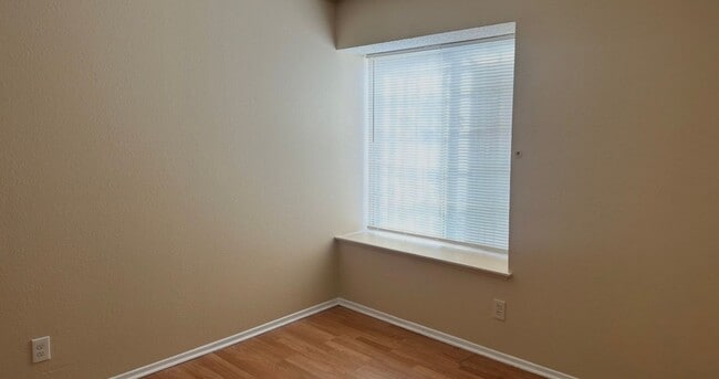 Building Photo - 2 BETHROOMS 2 BATHROOMS  2 CAR GARAGE HOUSE AVAILABLE FOR RENT