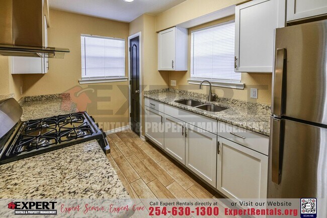 Building Photo - 1233 Royal Crest Dr