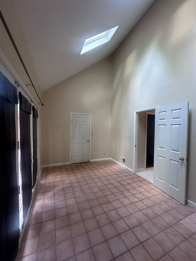 Building Photo - 1002 Juniper Springs Dr