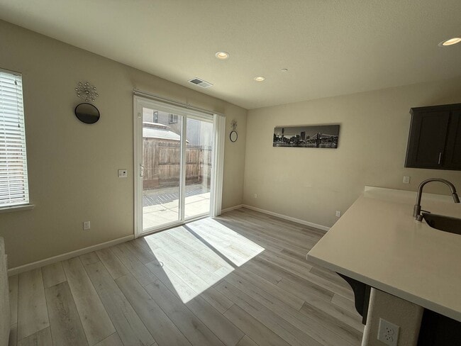 Building Photo - Two story home located in Sylvan School District!