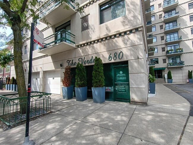 Building Photo - 680 N Green St