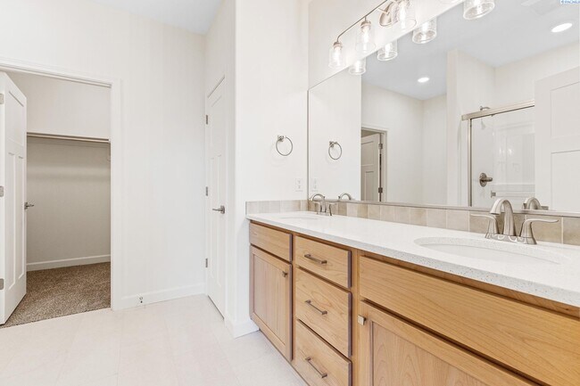 Building Photo - Beautiful brand new rental