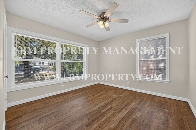 Building Photo - 2358 Norwood Dr