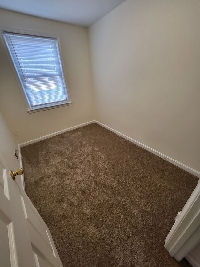 Building Photo - 3 Bed w/ Finished Basement