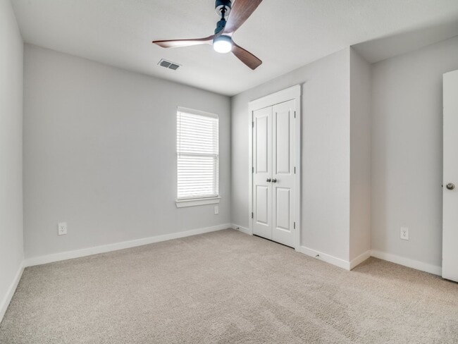 Building Photo - Location is everything  This 4/2 Has it!