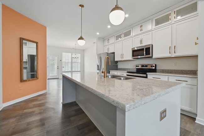 Building Photo - Stunning Modern and Spacious Townhouse!