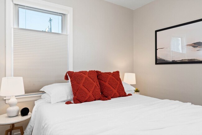 Building Photo - The Garland Bleu 3 bedroom home (Furnished)