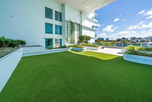 Building Photo - 9201 E Bay Harbor Dr