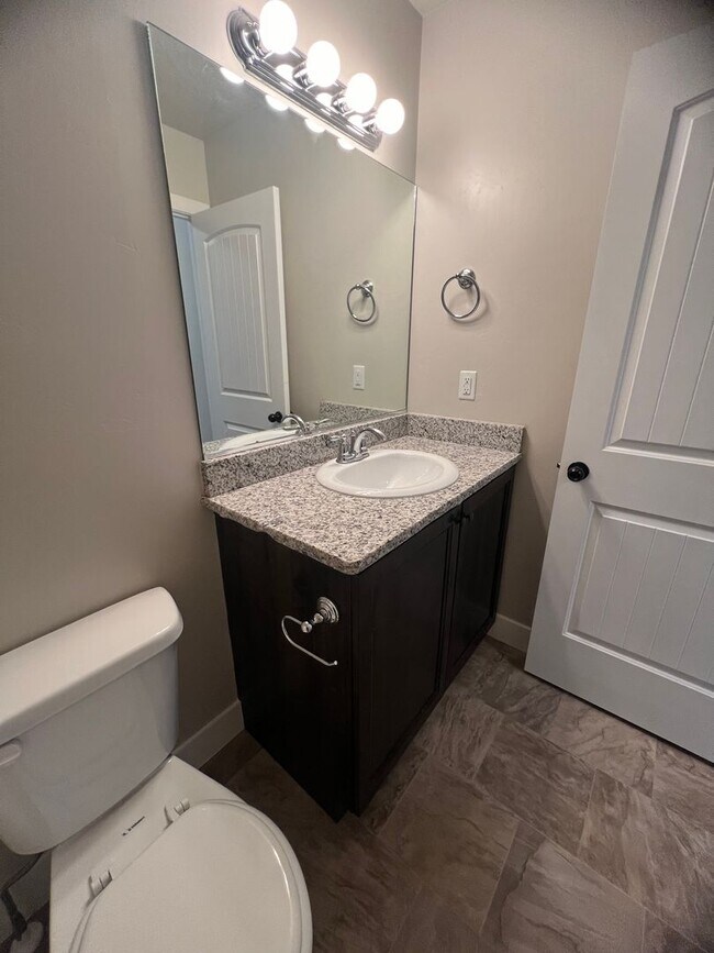 Building Photo - Located in Meadow Crest- 3 bedrooms 3 baths- 1/2 Off first month