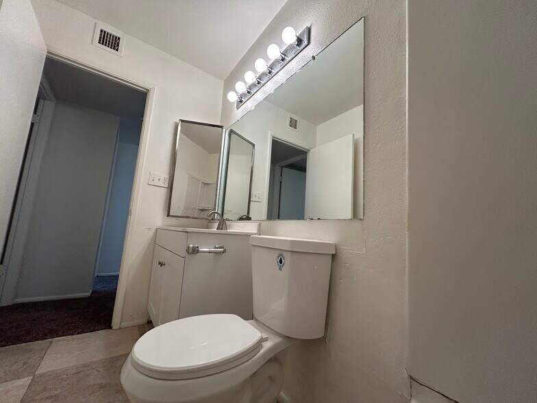 Building Photo - 5744 N 44th Ave