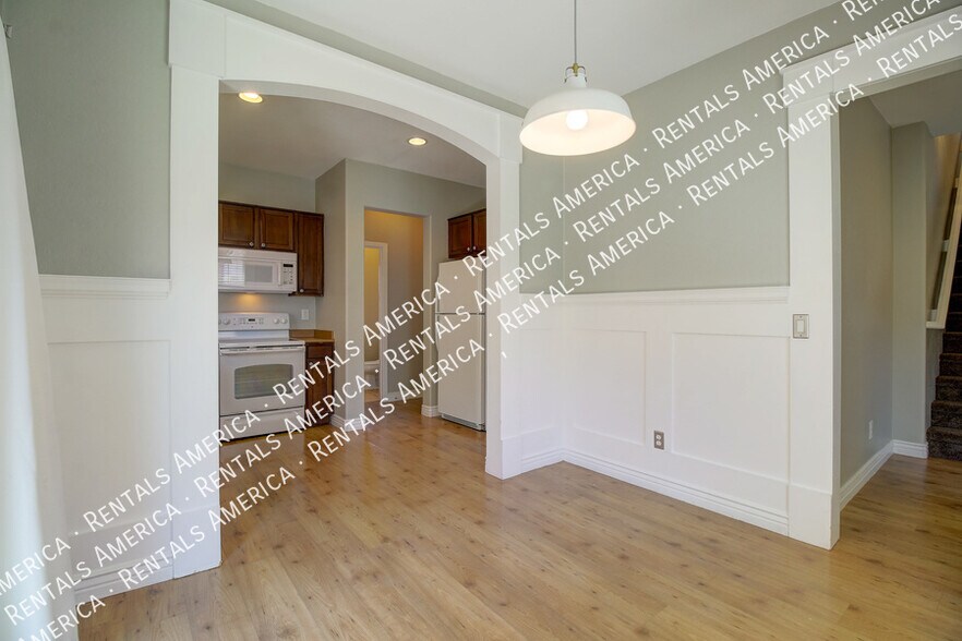 Building Photo - 4692 E Laurel Ave