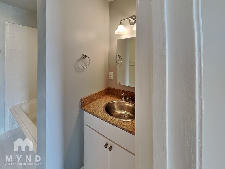 Building Photo - 326 Nelson St SW