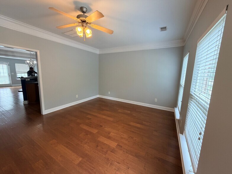 Building Photo - 7031 Sunnywood Dr