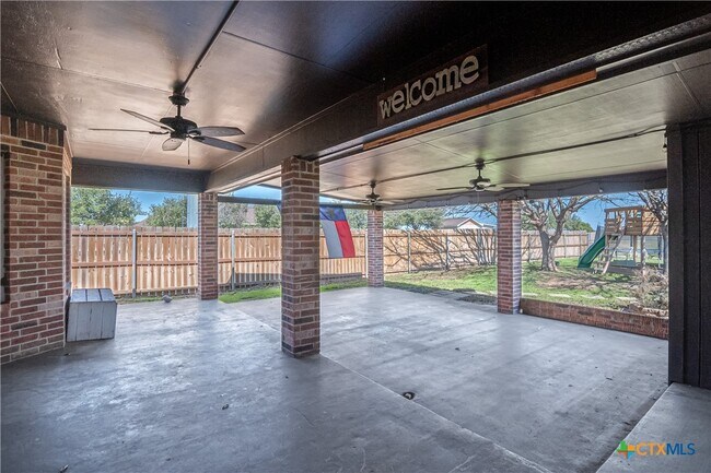 Building Photo - 121 Castlewood Dr