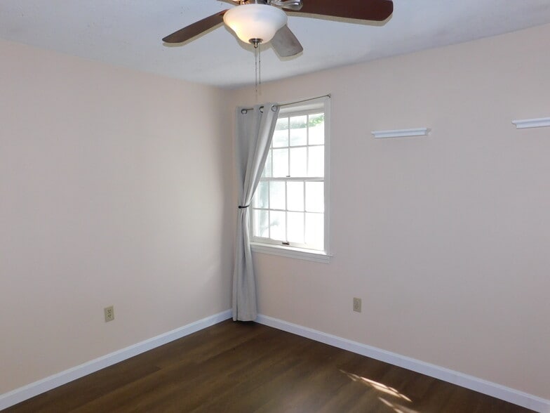 Building Photo - 4 Willow Creek Ln