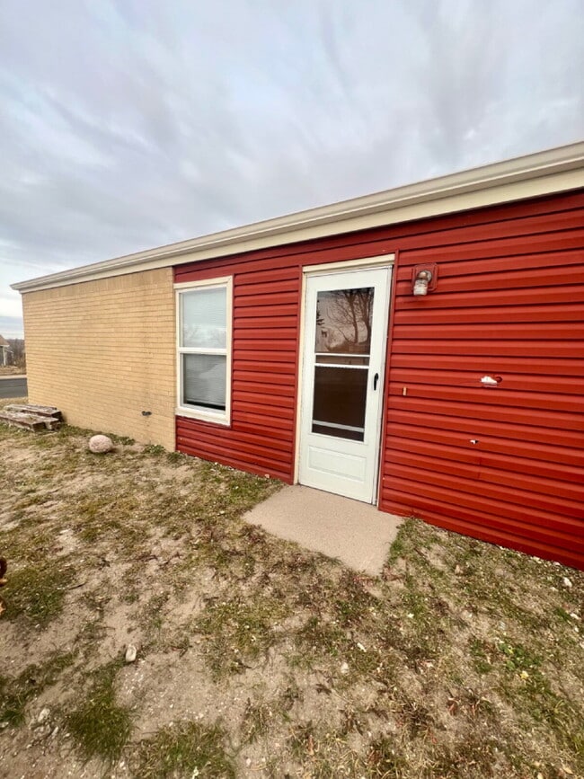 Building Photo - Three bedroom now ready