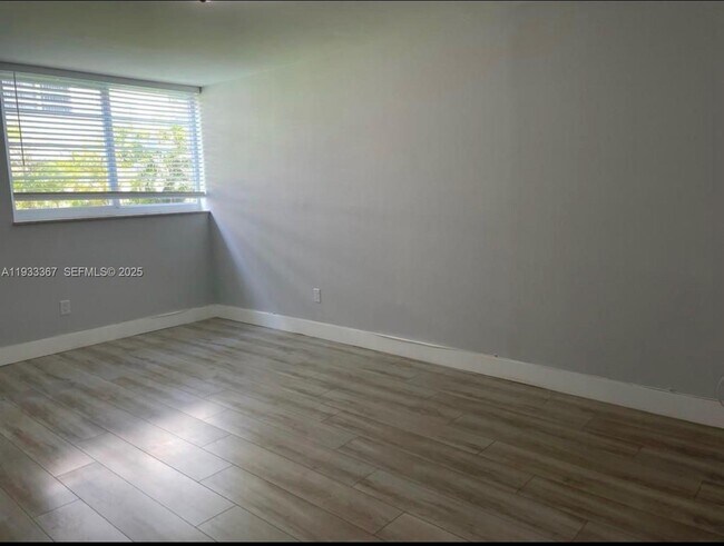 Building Photo - 8893 Fontainebleau Blvd