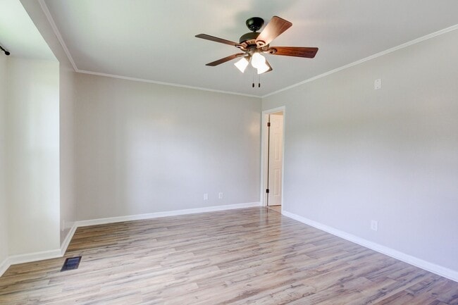 Building Photo - Charming Ranch Style Home with Hardwood Flooring Within Minutes to Fort Campell