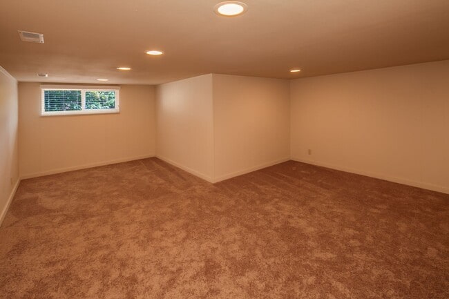 Building Photo - Spacious 7 Bedroom House! Sehome Neighborhood