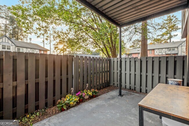 Building Photo - 6851 Roswell Rd