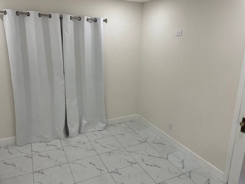 Building Photo - 956 54th Ave