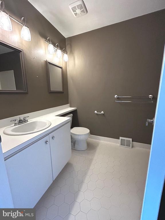 Building Photo - 1410 Stratford Ct