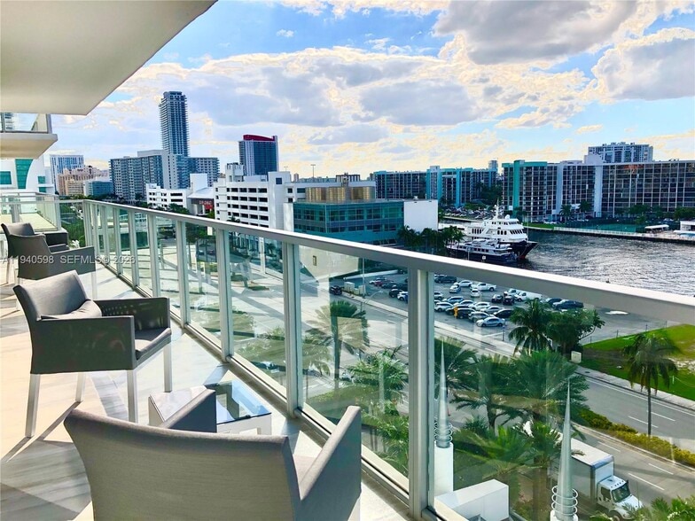 Building Photo - 3101 S Ocean Dr