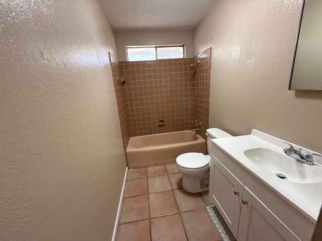 Building Photo - Country and City Side Home