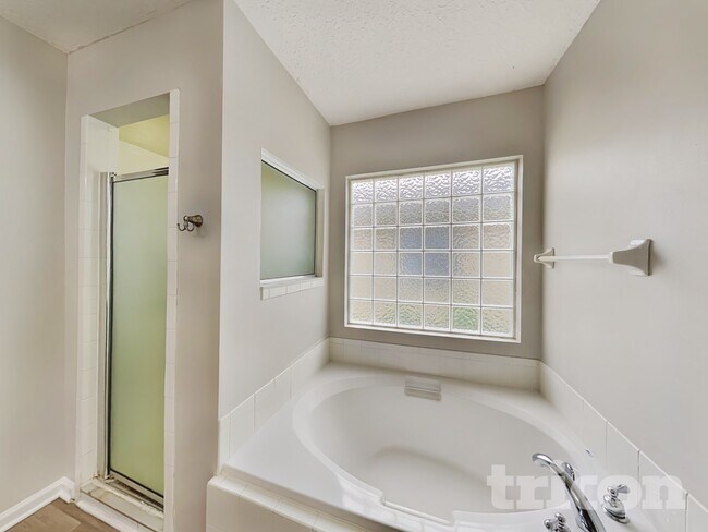 Building Photo - 2450 Creekfront Dr