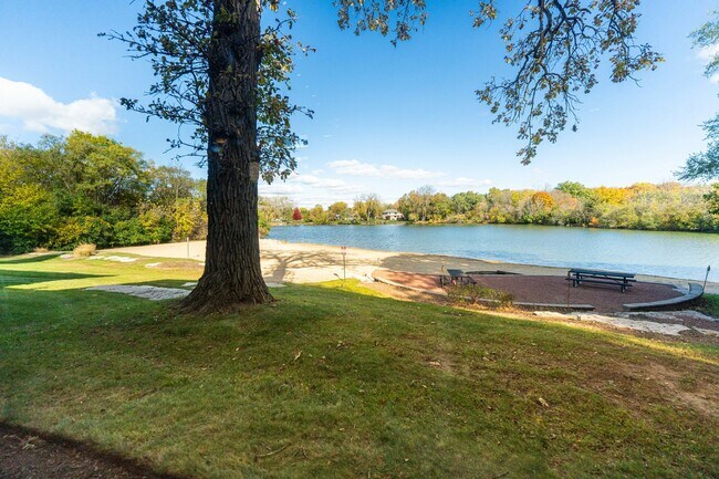 Building Photo - 125 Lakeview Dr