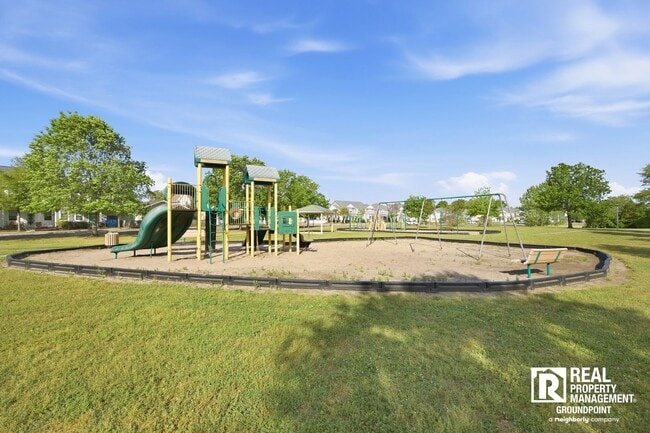 Building Photo - Oversized Kitchen + Near Park Circle Location | 2BR Townhome