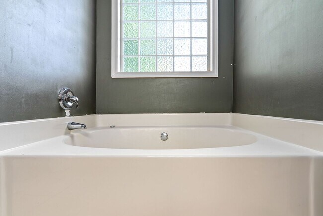Building Photo - 4264 Live Oak Dr