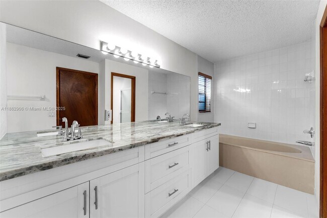 Building Photo - 8131 SW 90th Ave