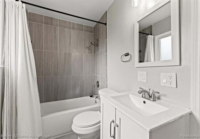 Building Photo - 2479 Ivanhoe Dr