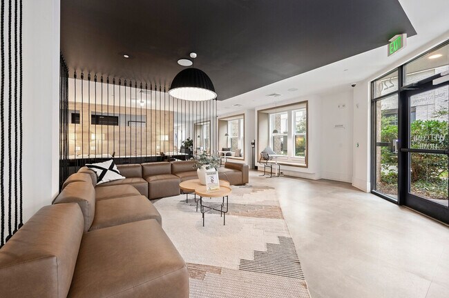 Building Photo - 975 Memorial Dr SE