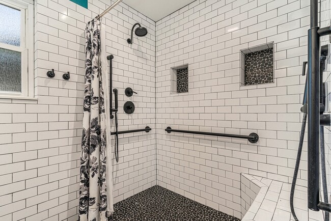 Building Photo - 1602 Loch Lake Dr