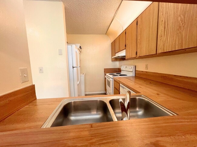 Building Photo - 843 Twin Lakes Dr
