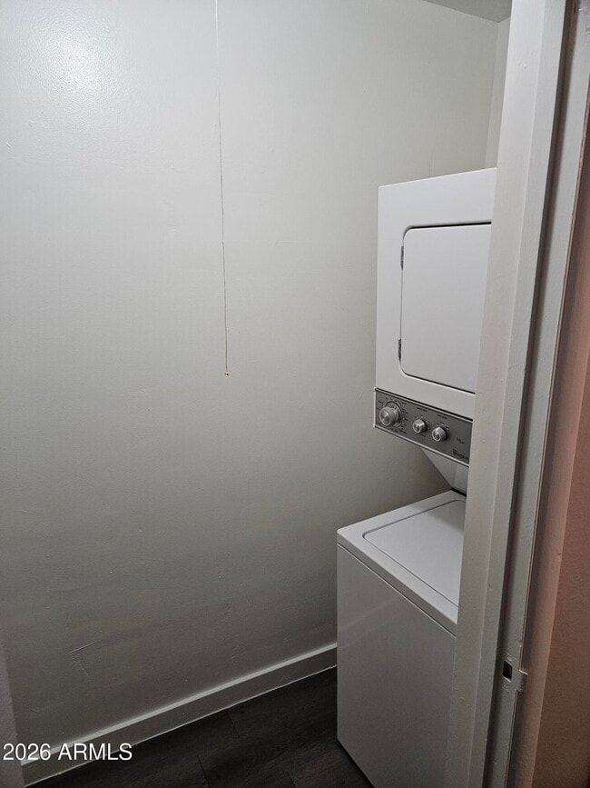 Building Photo - 324 W Pasadena Ave