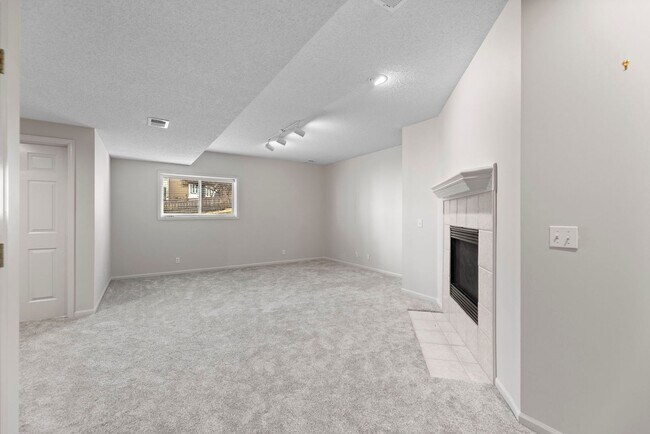 Building Photo - Four Bedroom Home Available in Overland Park