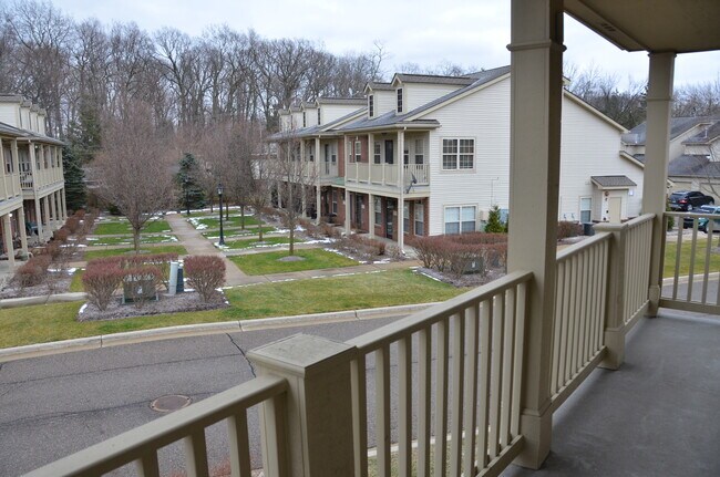 Building Photo - 474 Village Dr