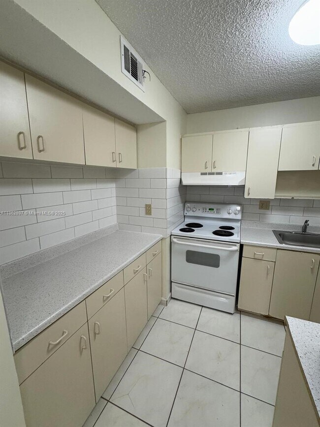 Building Photo - 9707 Hammocks Blvd