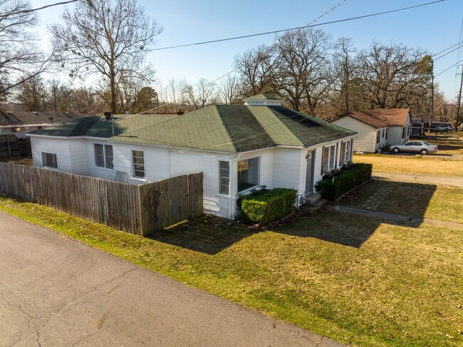 Building Photo - Freshly Updated 4 Bedroom Home