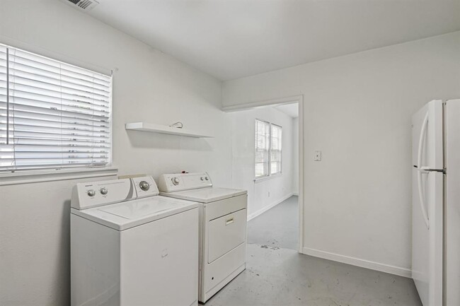 Building Photo - 1708 Chicon St