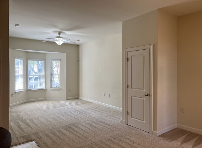 Building Photo - Townhouse For Rent