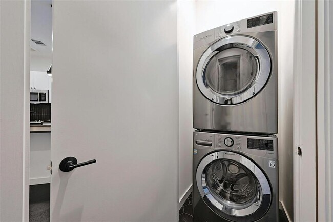 Building Photo - 800 Embassy Dr