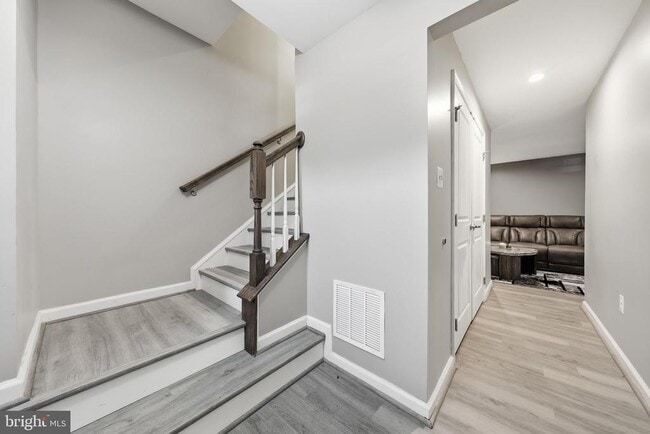 Building Photo - 174 Ontario Dr